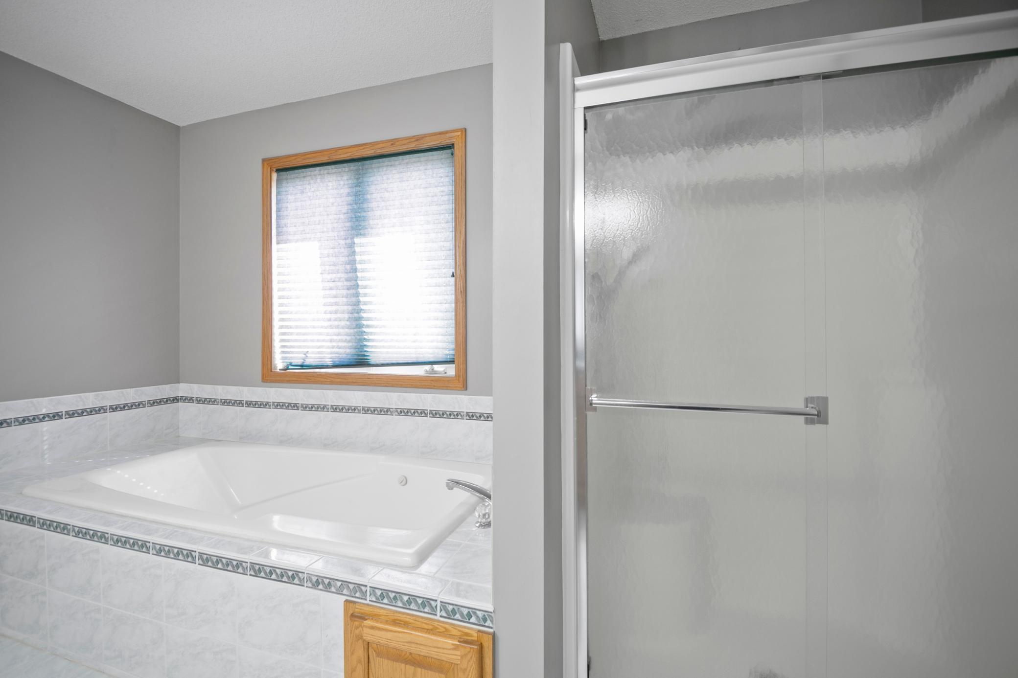 701 Greenhaven Lane NE