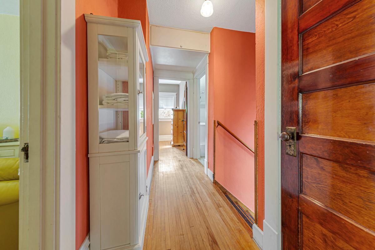 404 1st Street SW