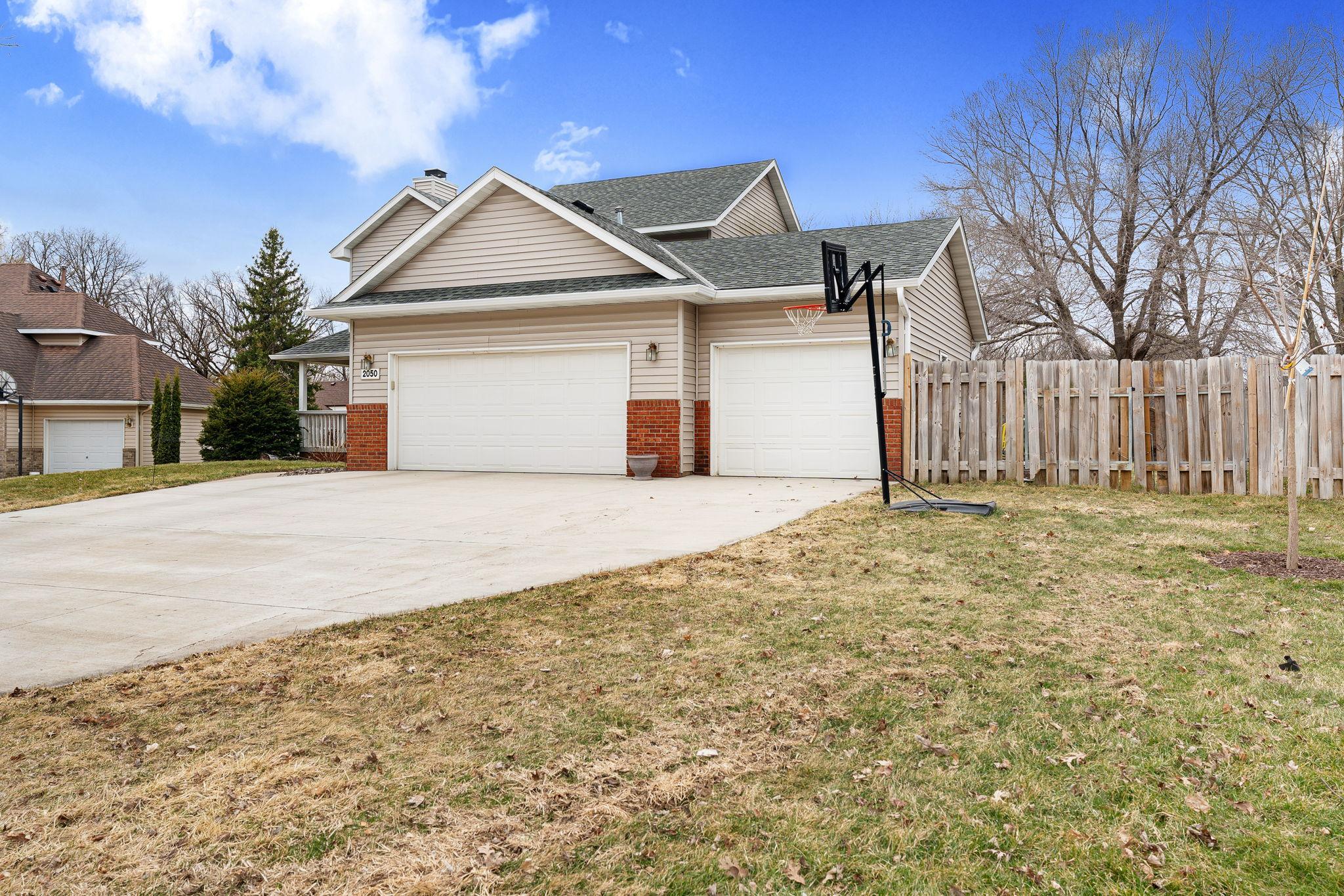 2050 Willow Ridge Place NE
