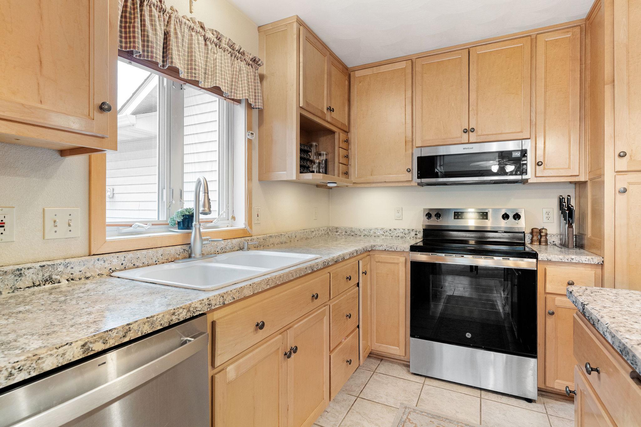 2050 Willow Ridge Place NE