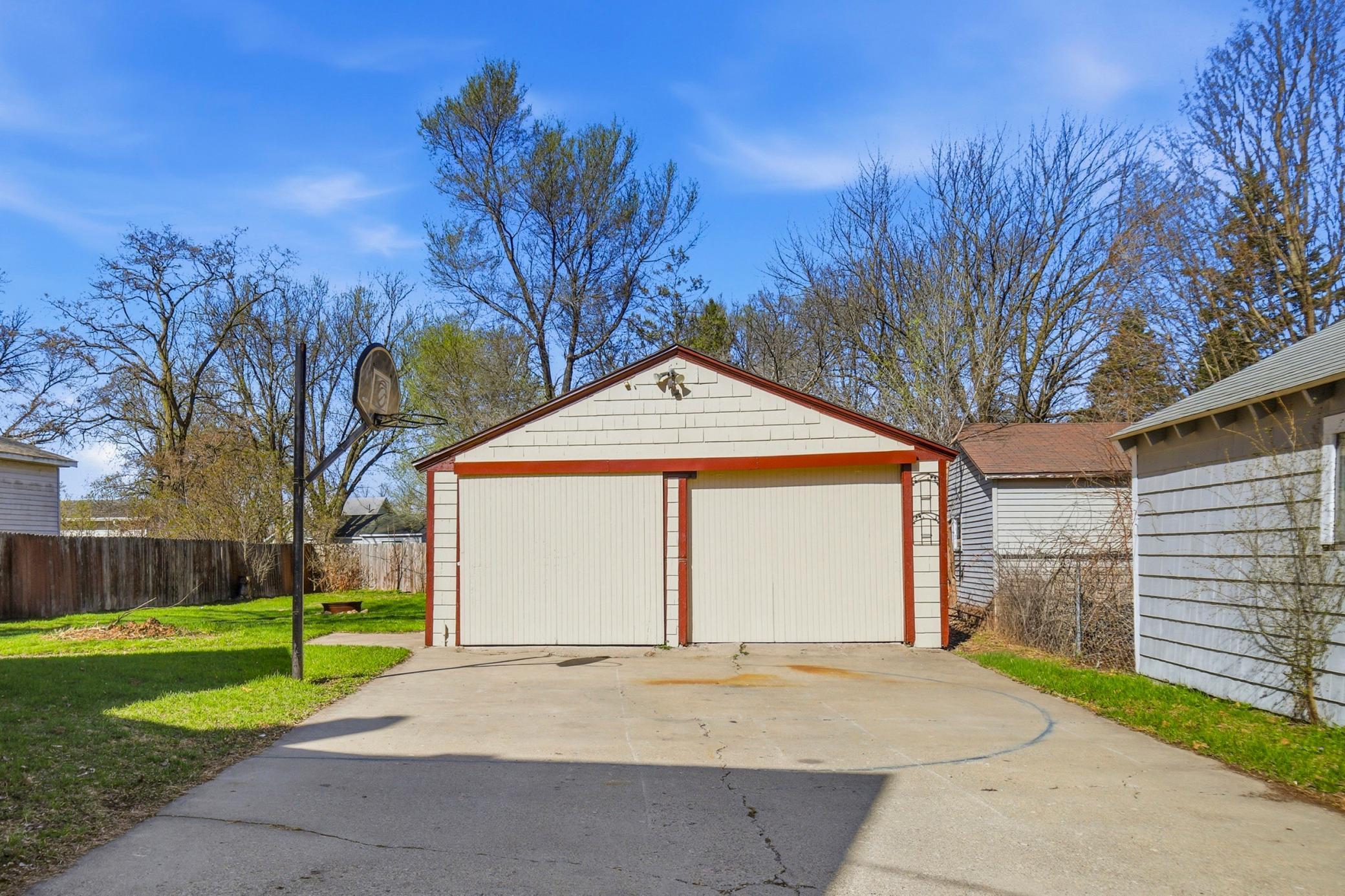 914 N Elm Avenue