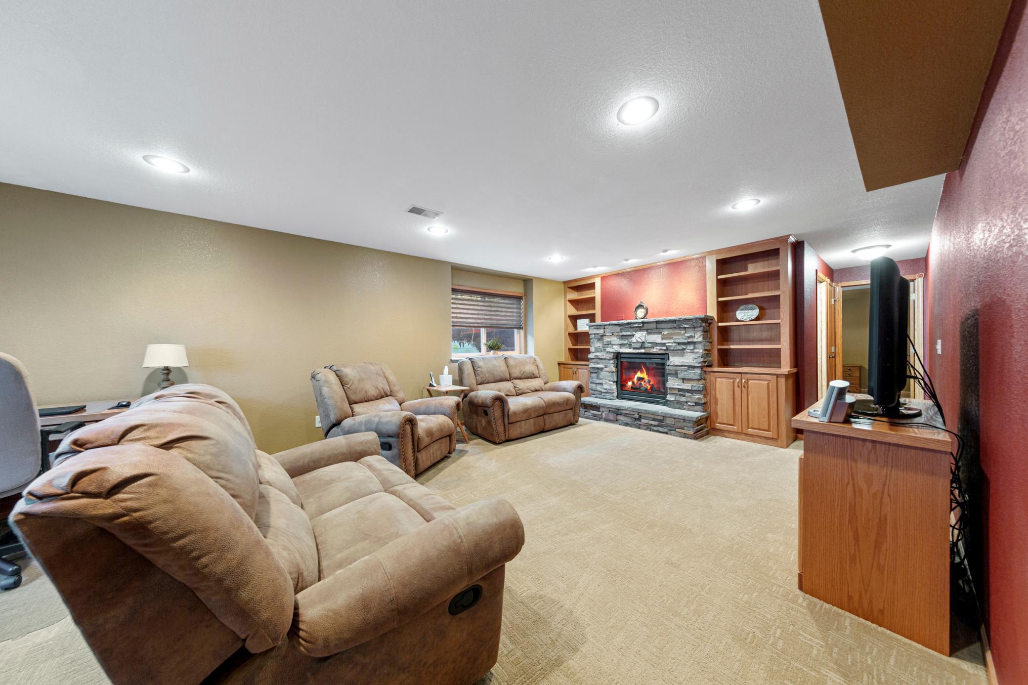 425 Hazeltine Place NE