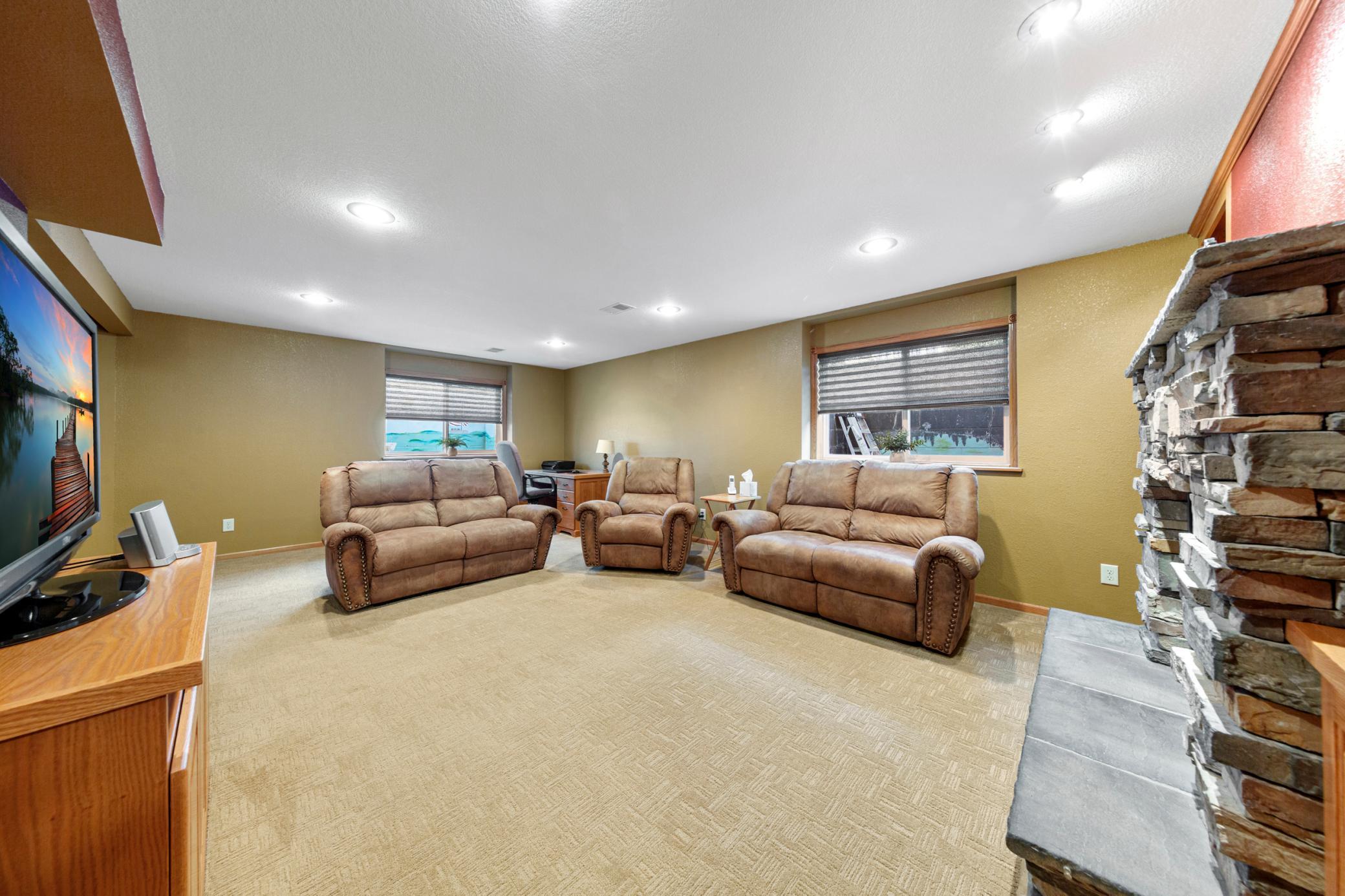 425 Hazeltine Place NE