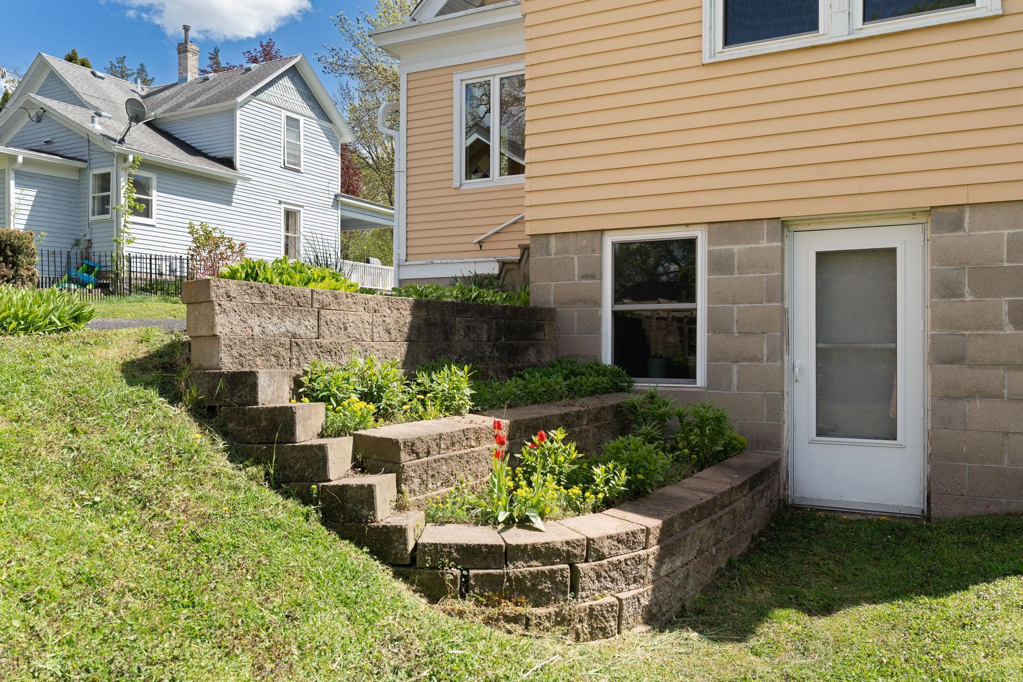 122 E University Street