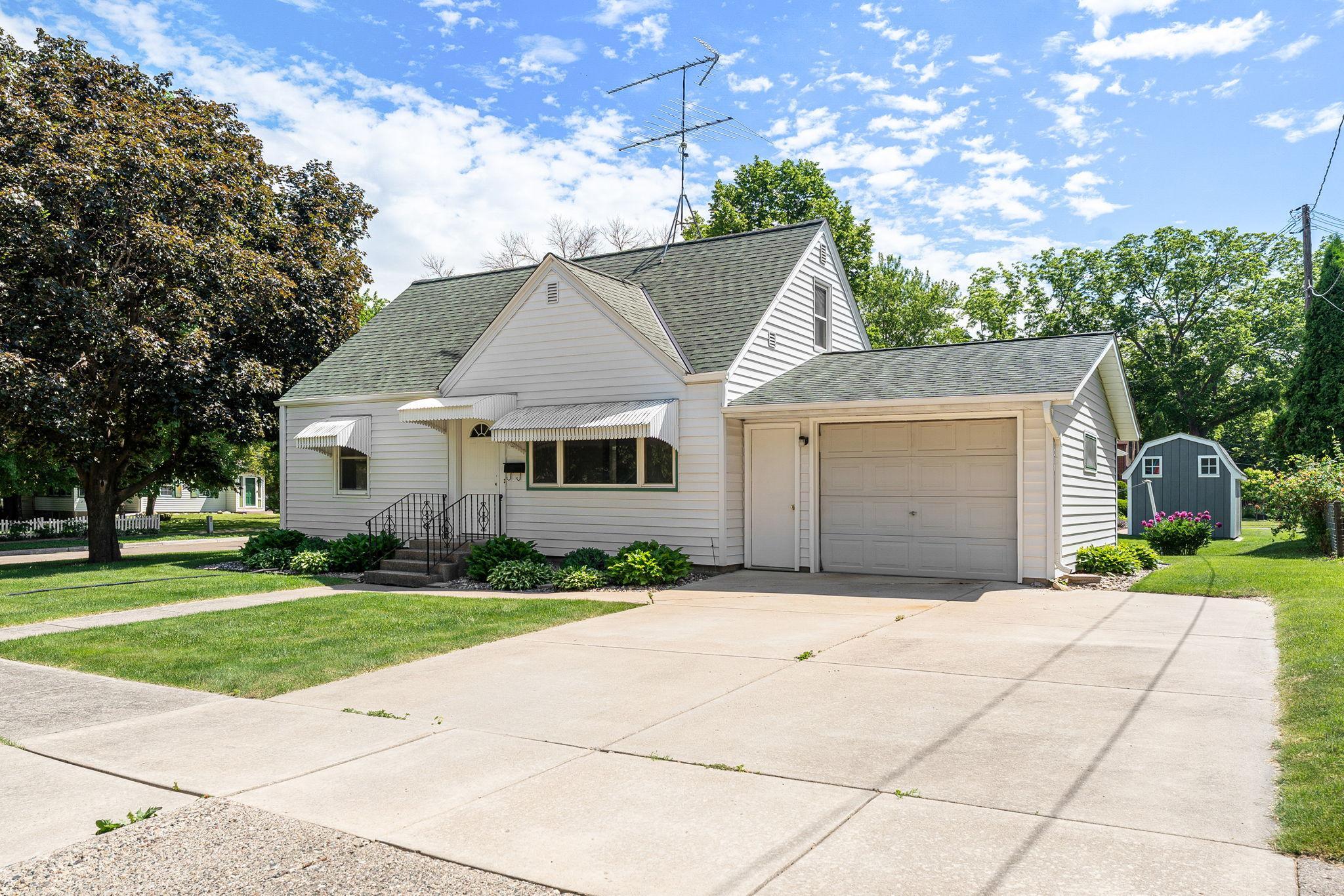 227 5th Avenue NE