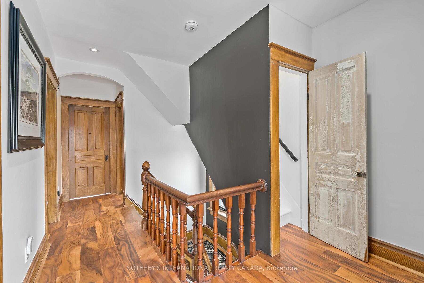 6 Dundas Street W