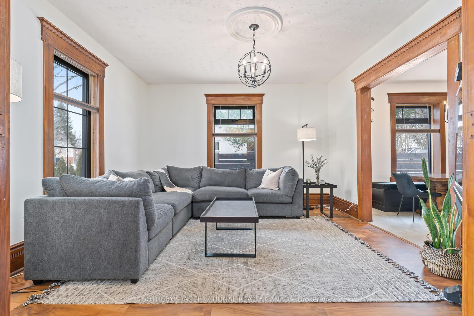 6 Dundas Street W
