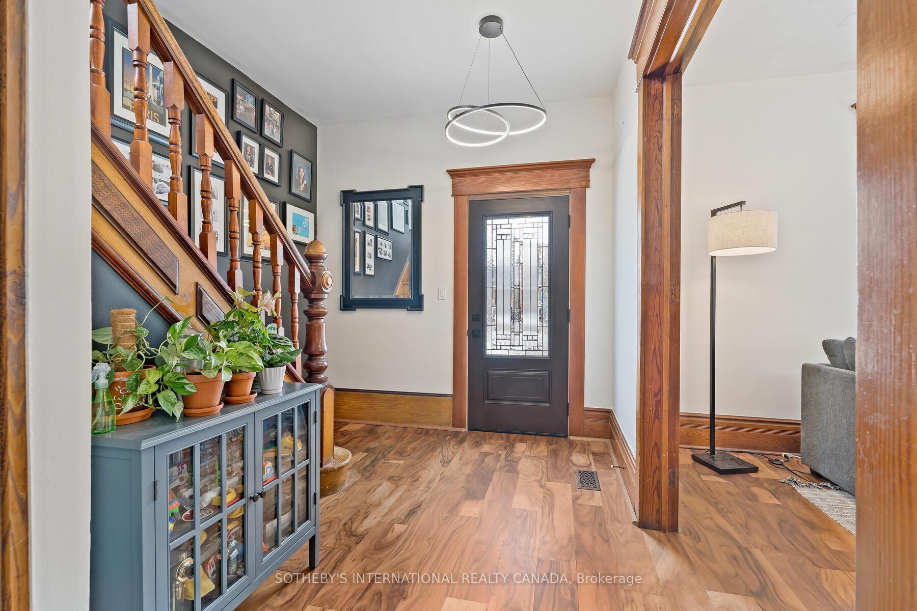 6 Dundas Street W