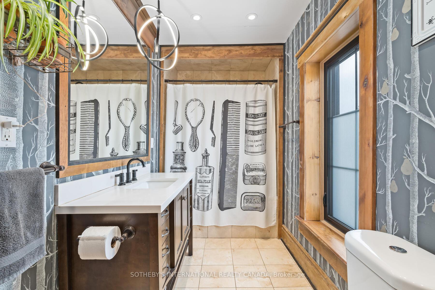 6 Dundas Street W