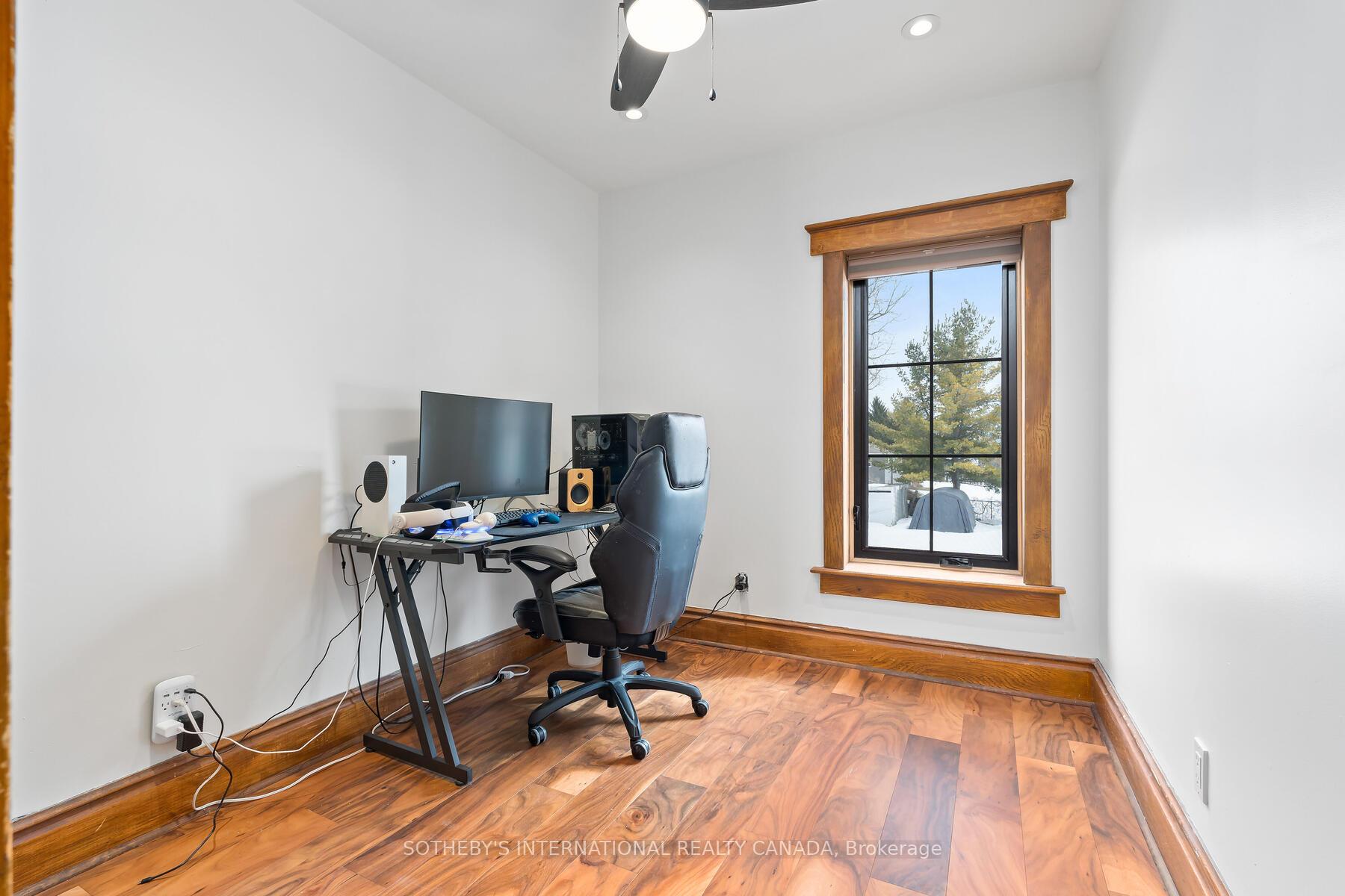 6 Dundas Street W