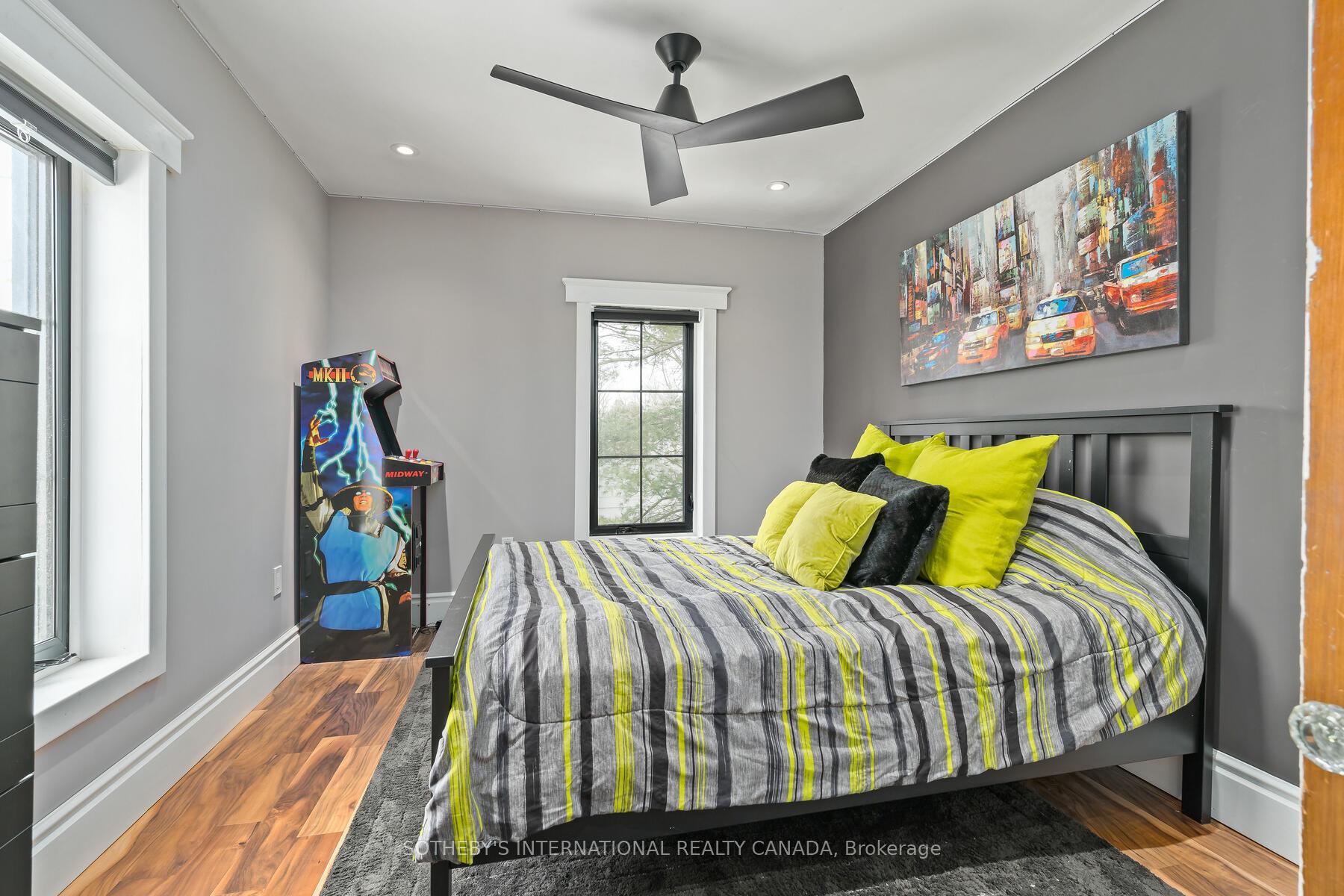 6 Dundas Street W