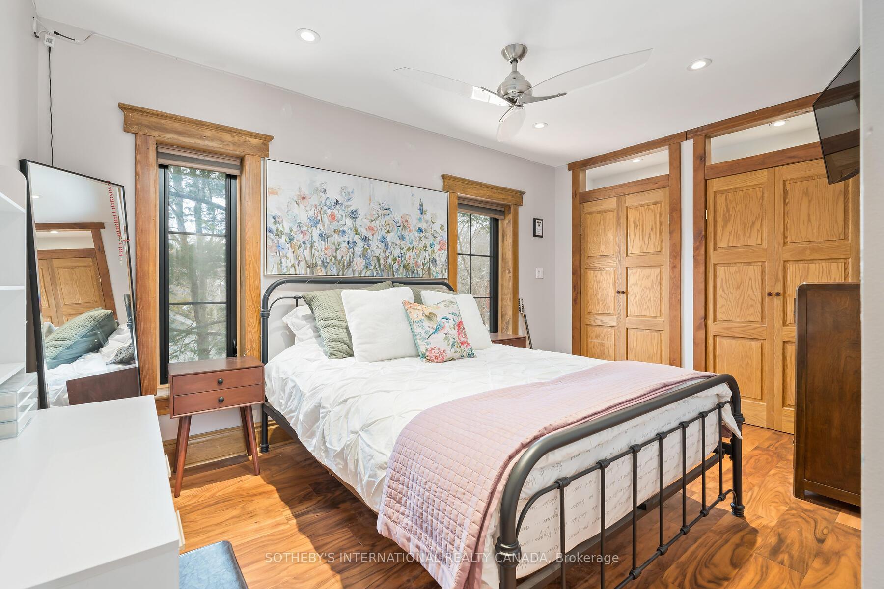 6 Dundas Street W
