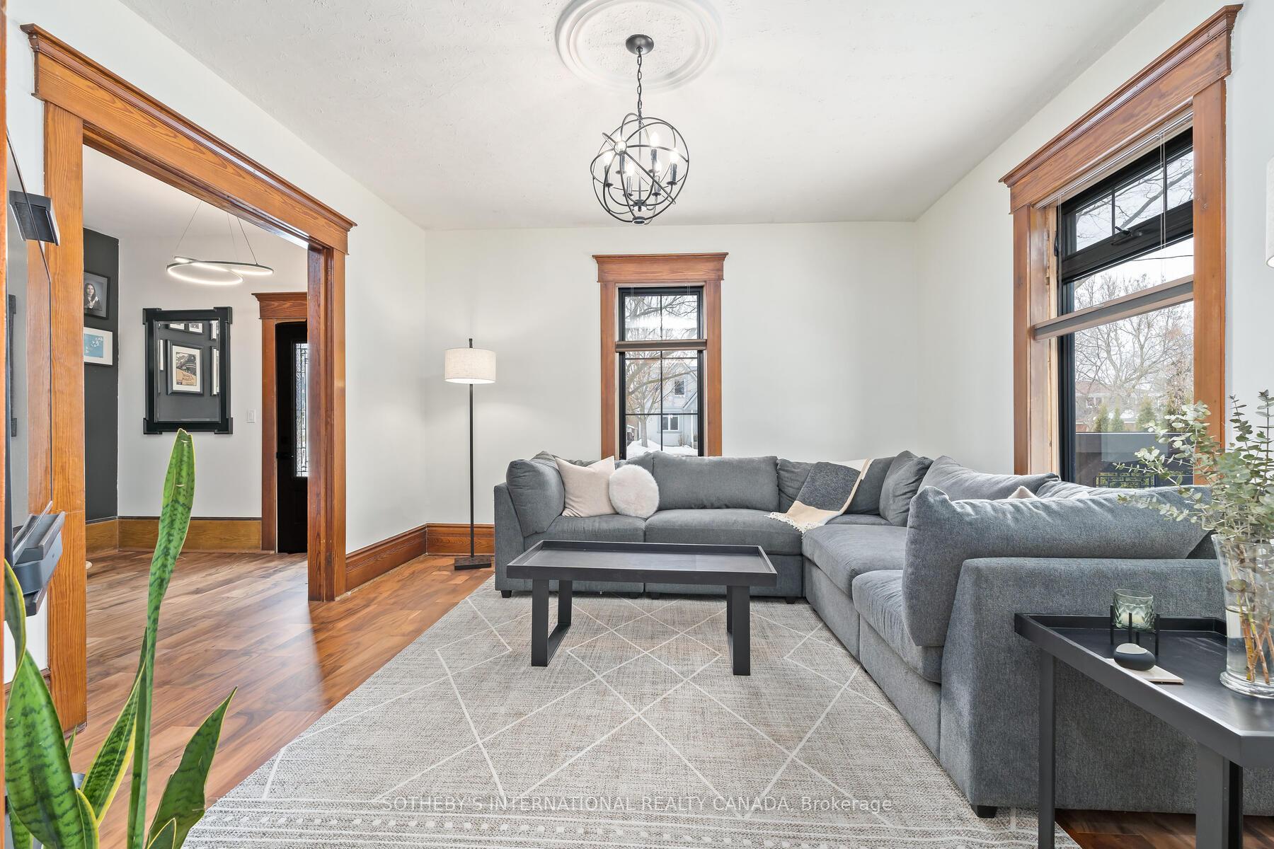 6 Dundas Street W