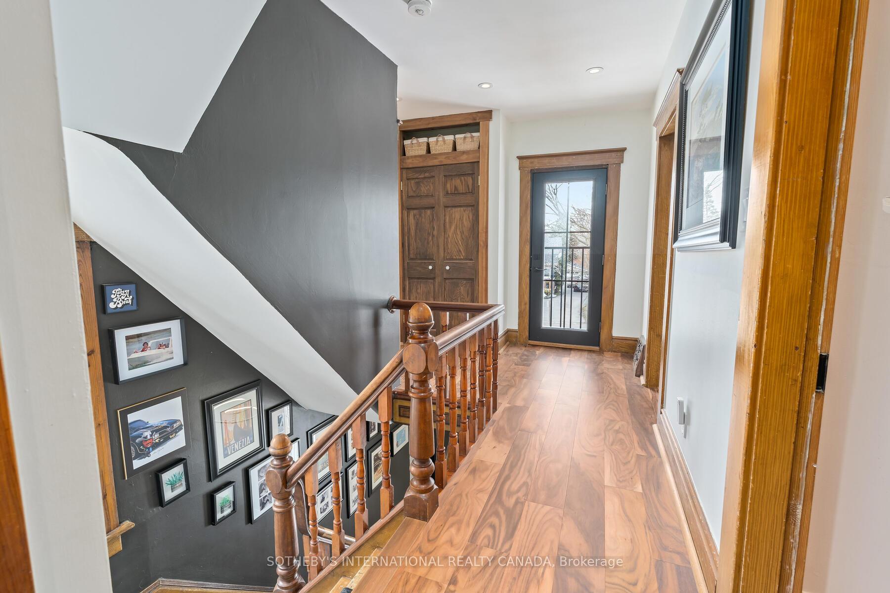 6 Dundas Street W