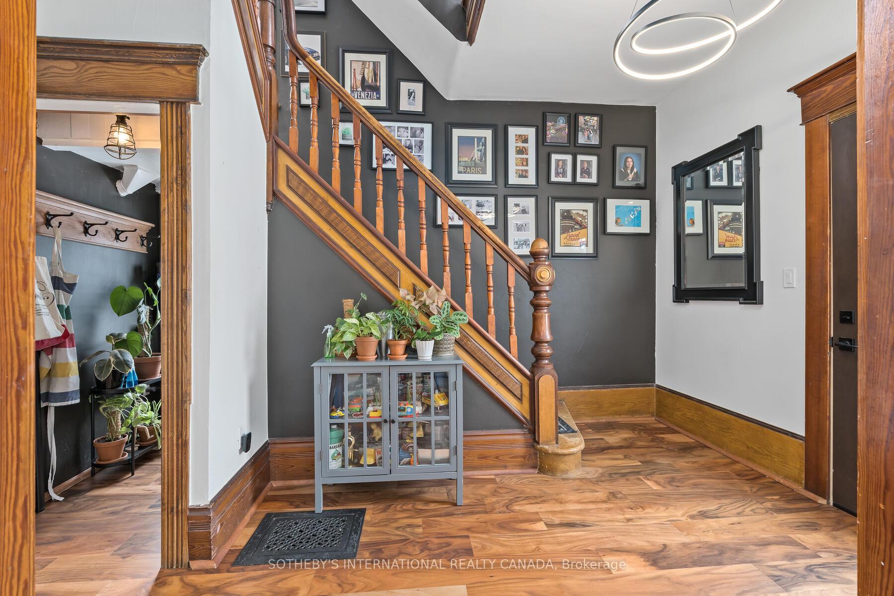 6 Dundas Street W