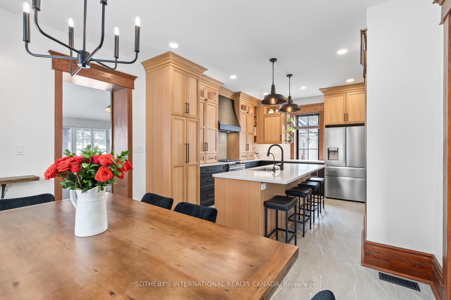 6 Dundas Street W