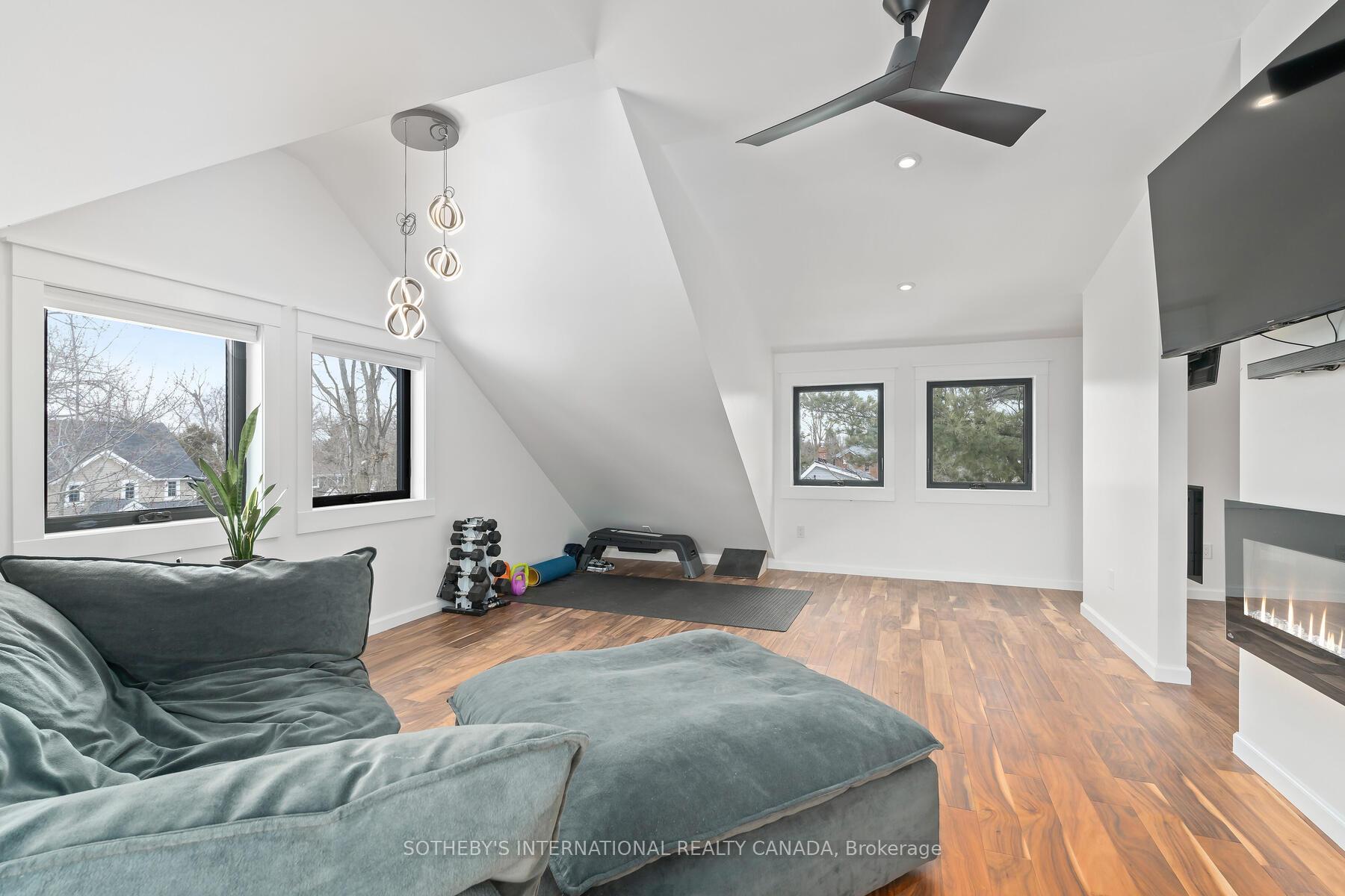6 Dundas Street W