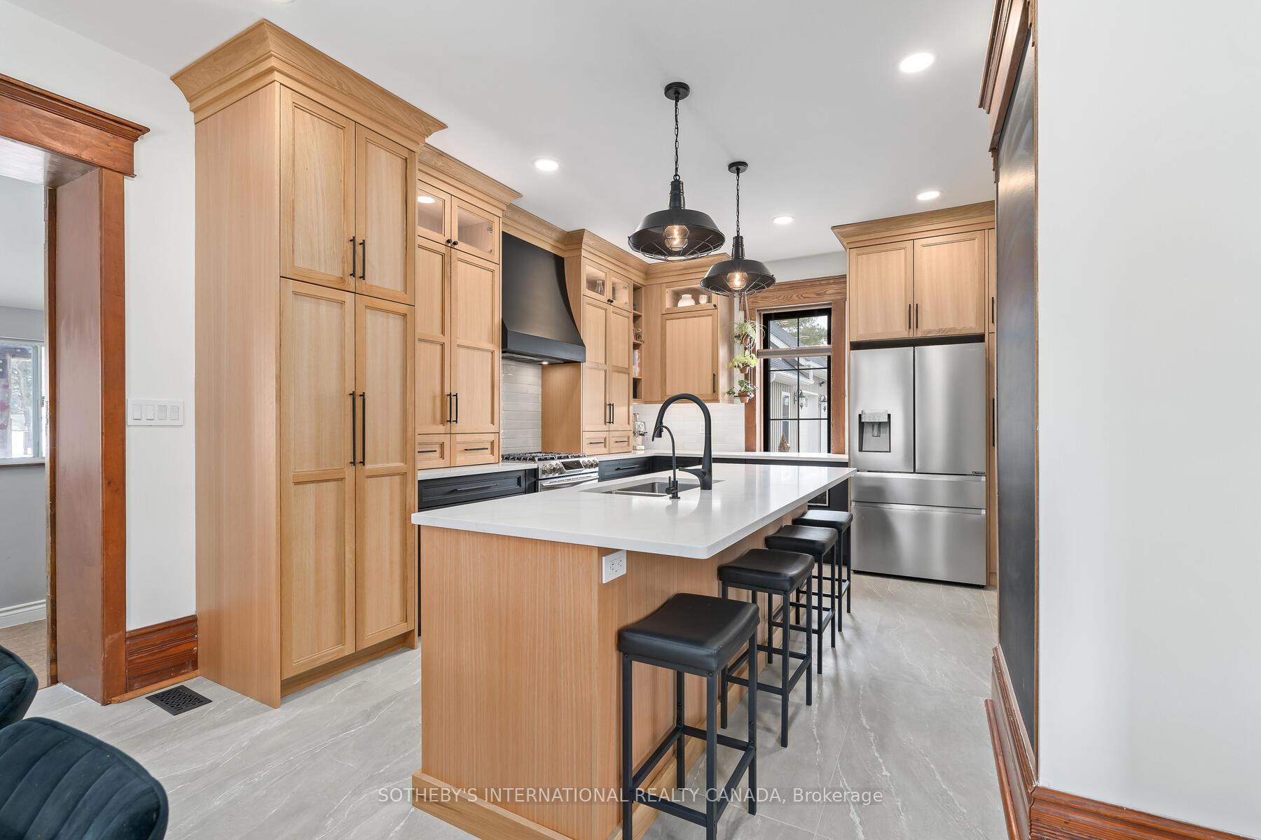 6 Dundas Street W