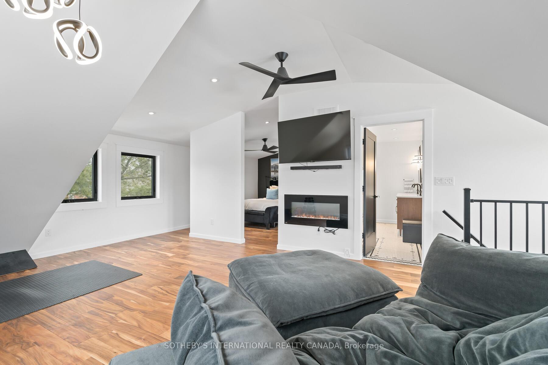 6 Dundas Street W