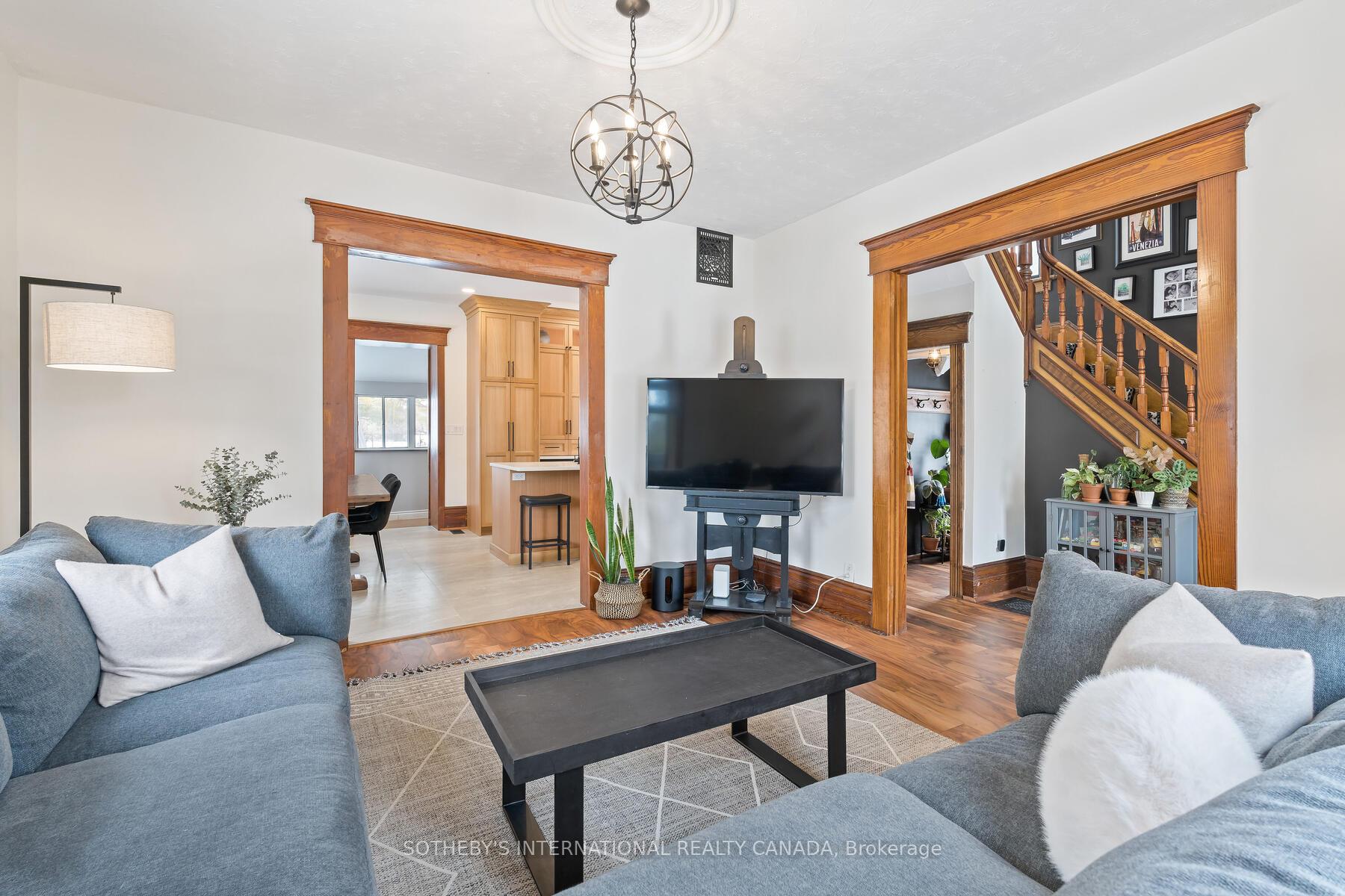 6 Dundas Street W