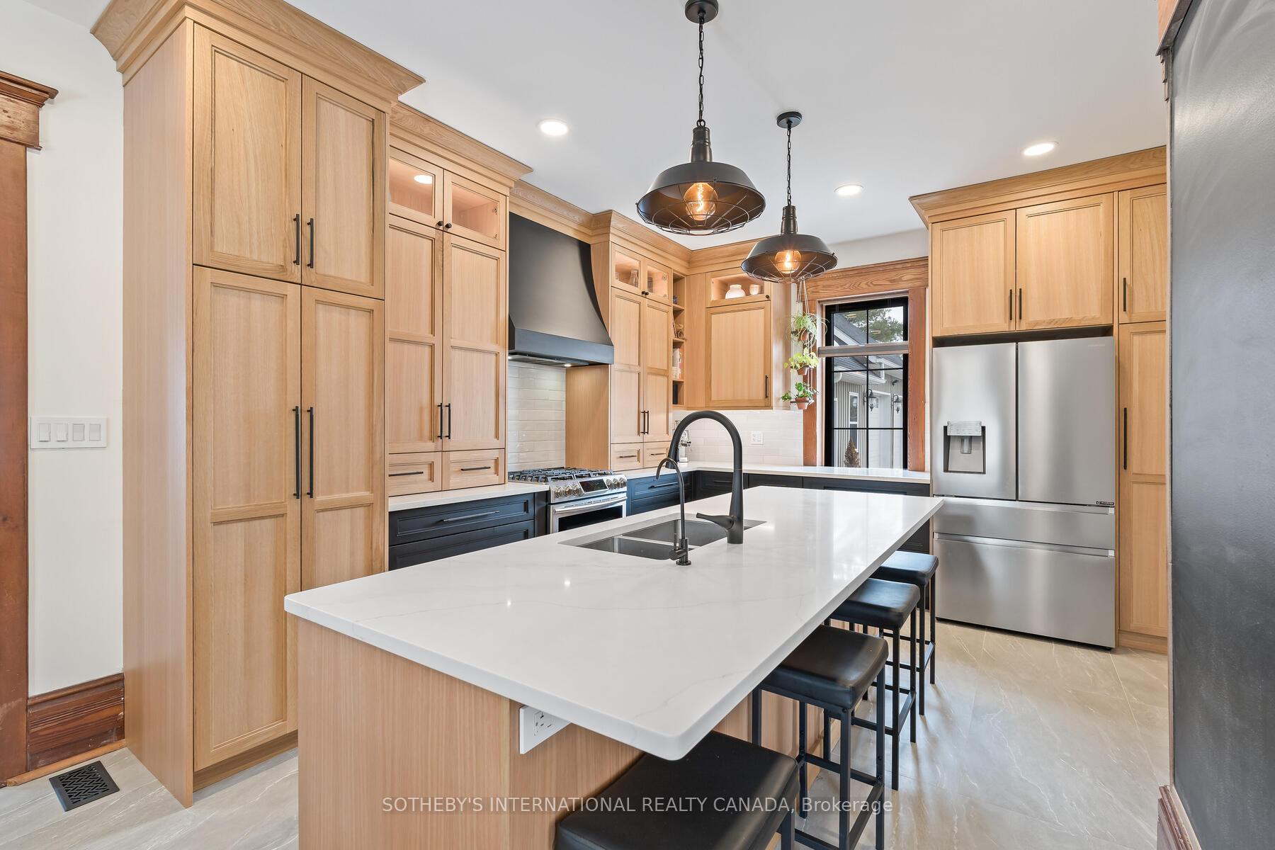 6 Dundas Street W