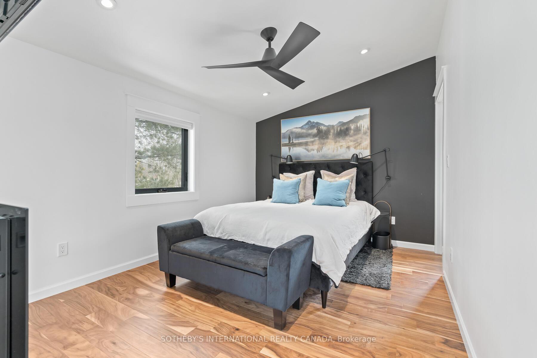 6 Dundas Street W