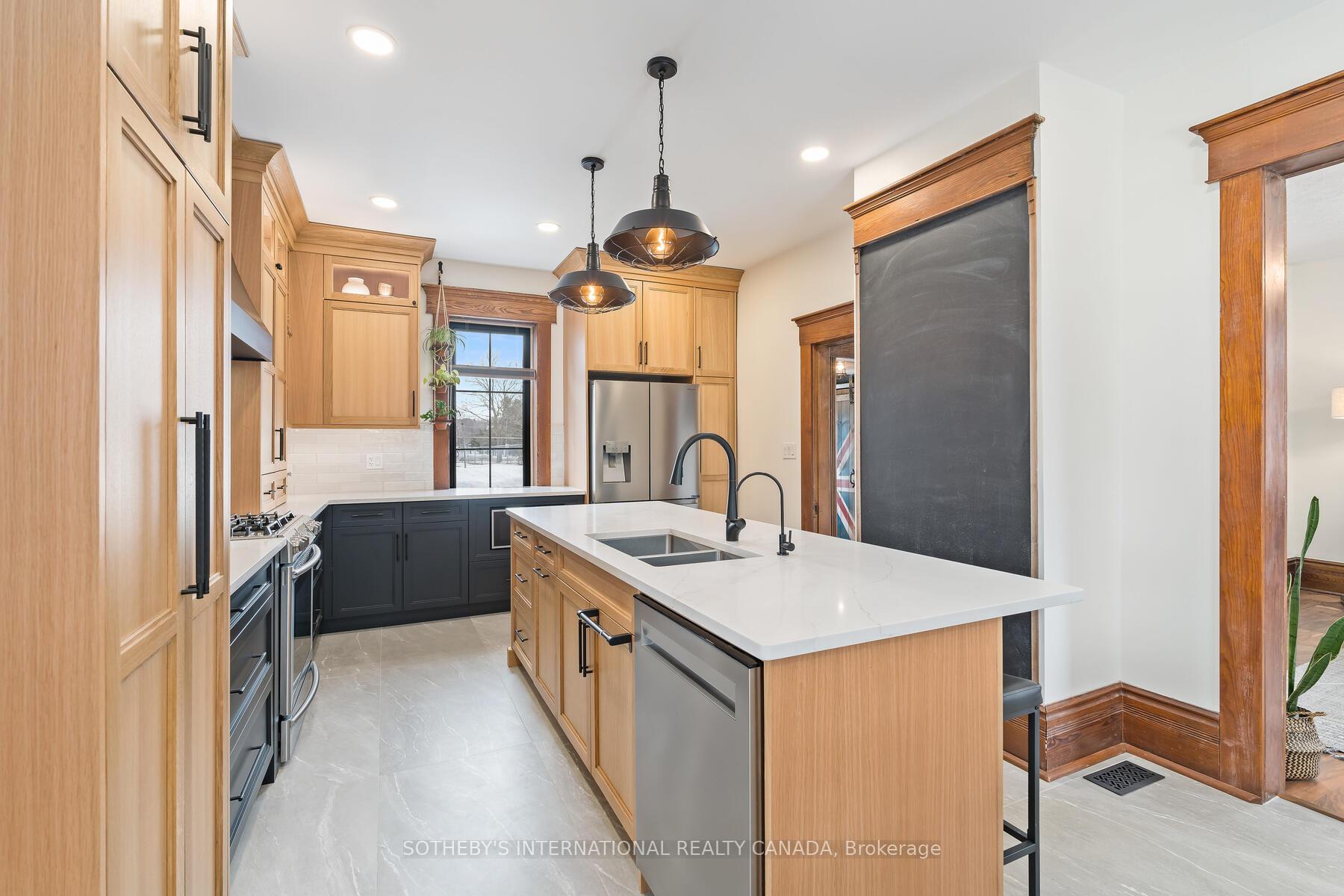 6 Dundas Street W