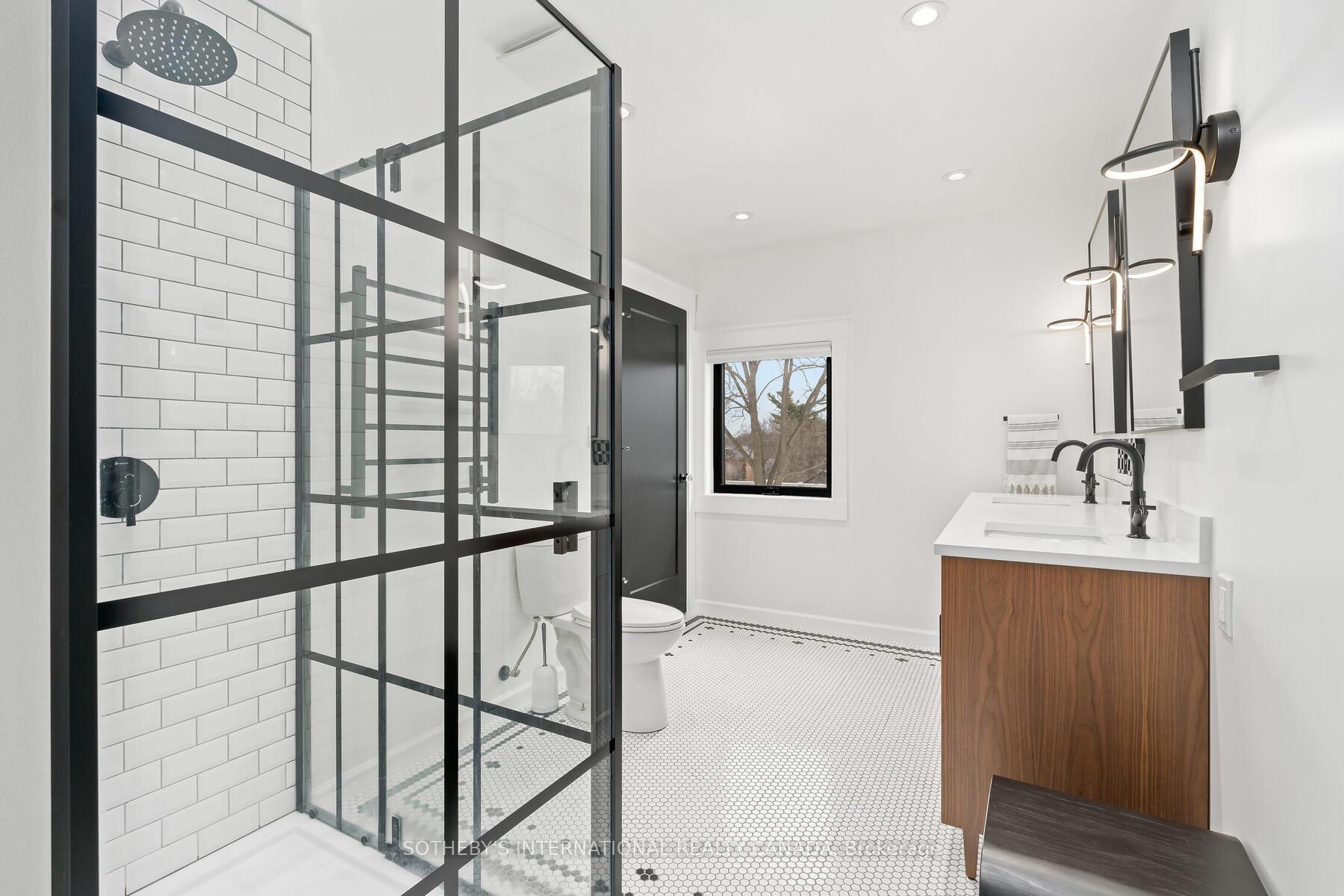 6 Dundas Street W