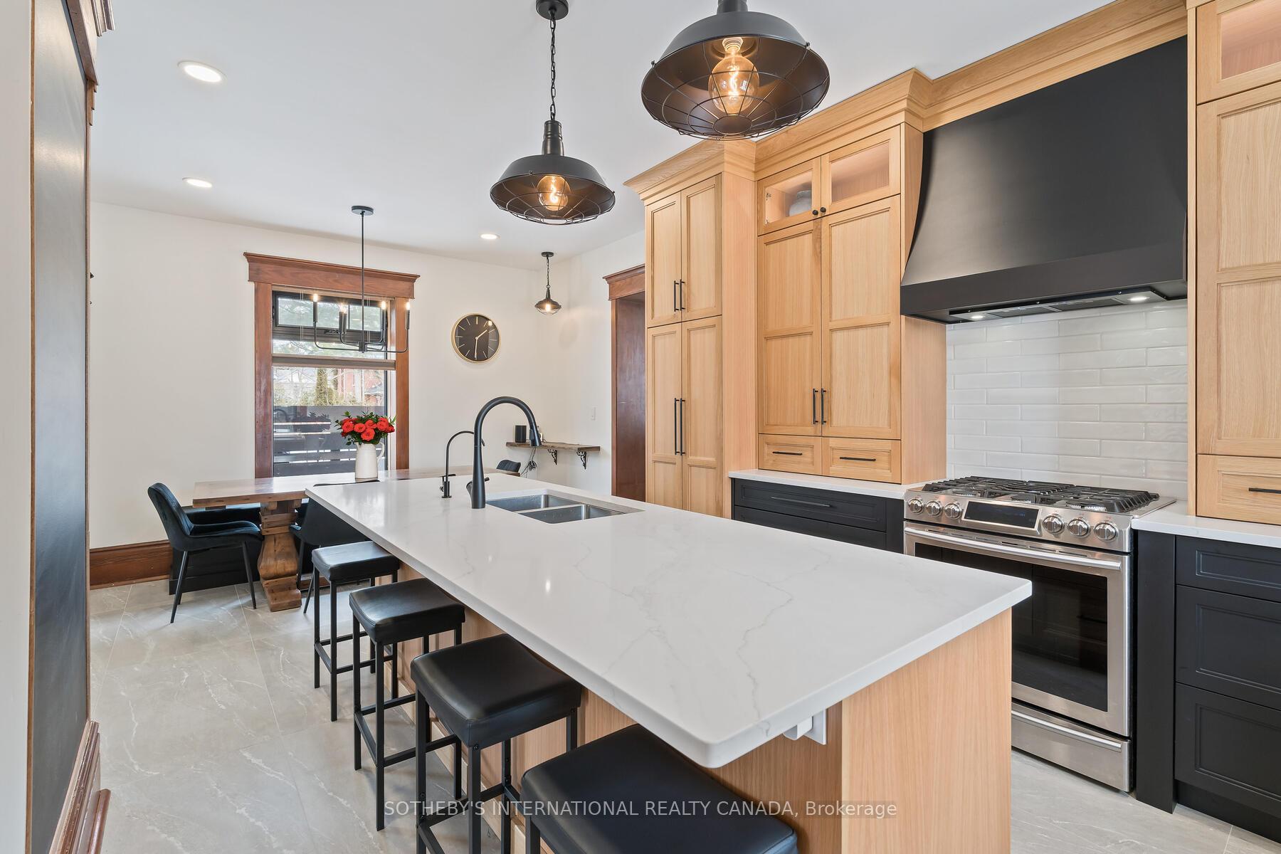 6 Dundas Street W