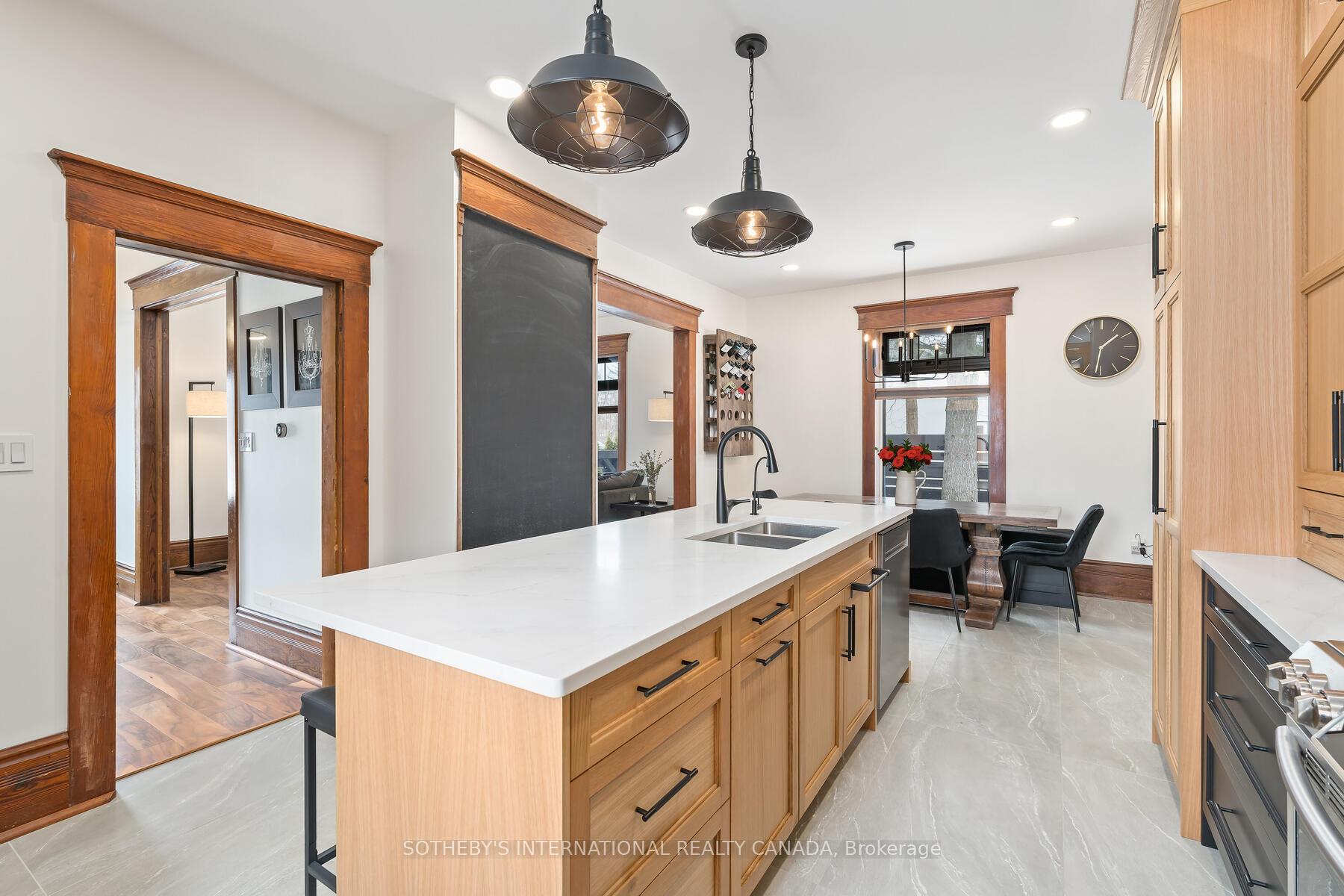 6 Dundas Street W