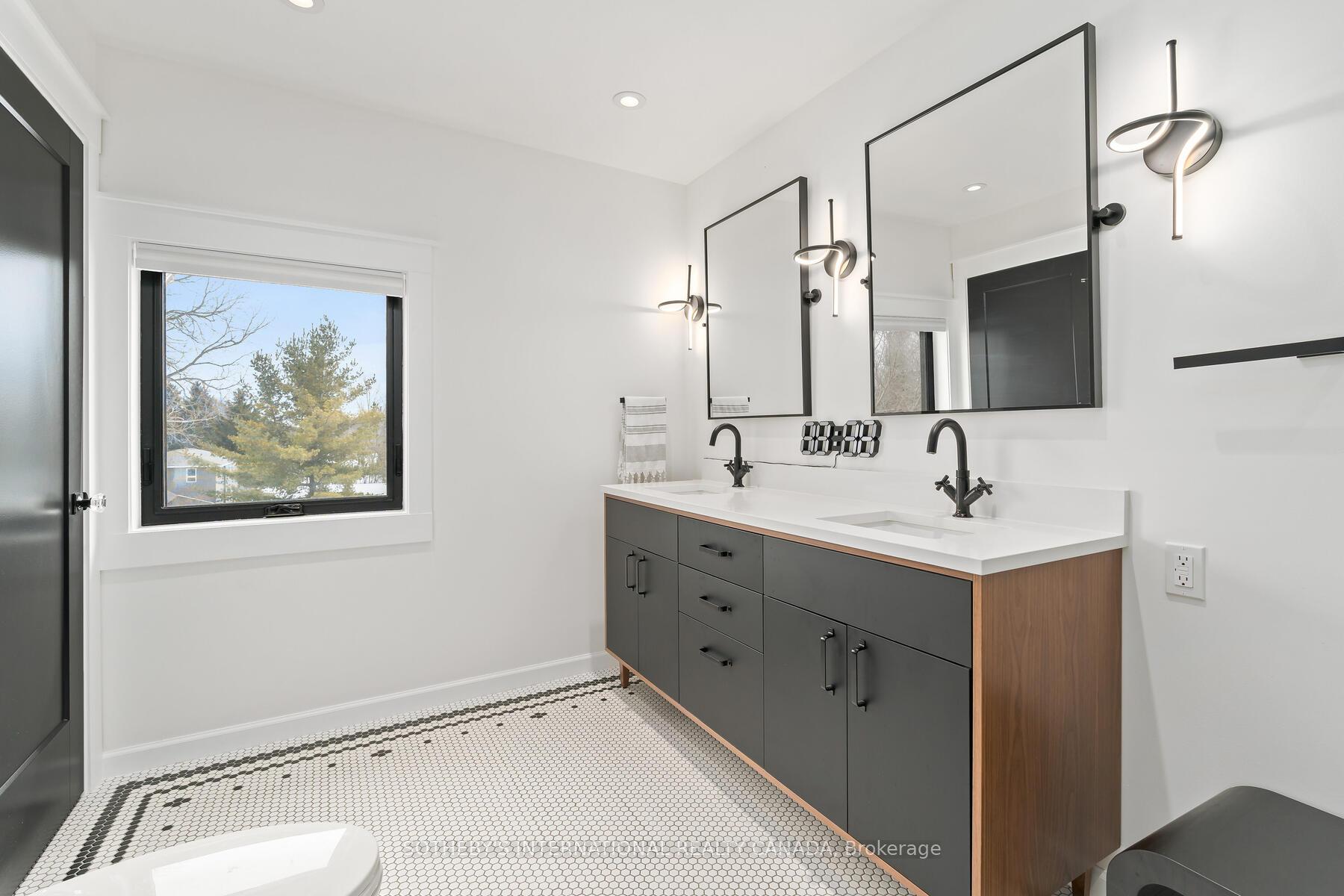 6 Dundas Street W