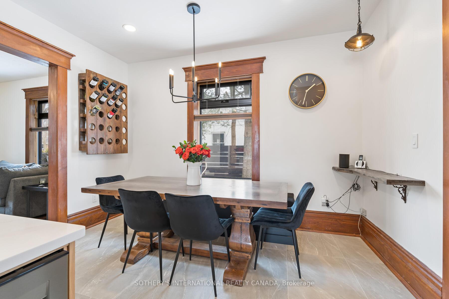 6 Dundas Street W