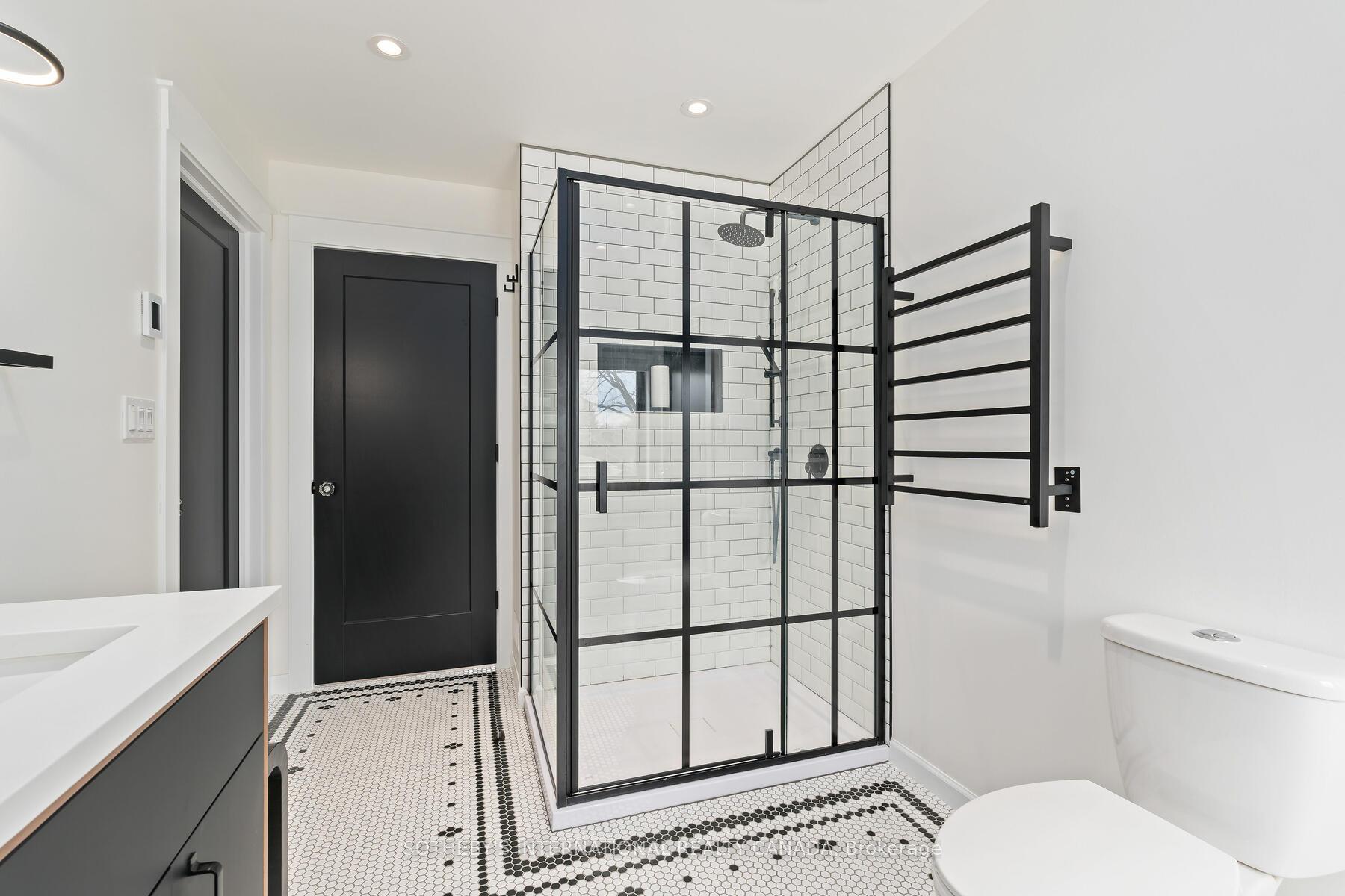 6 Dundas Street W