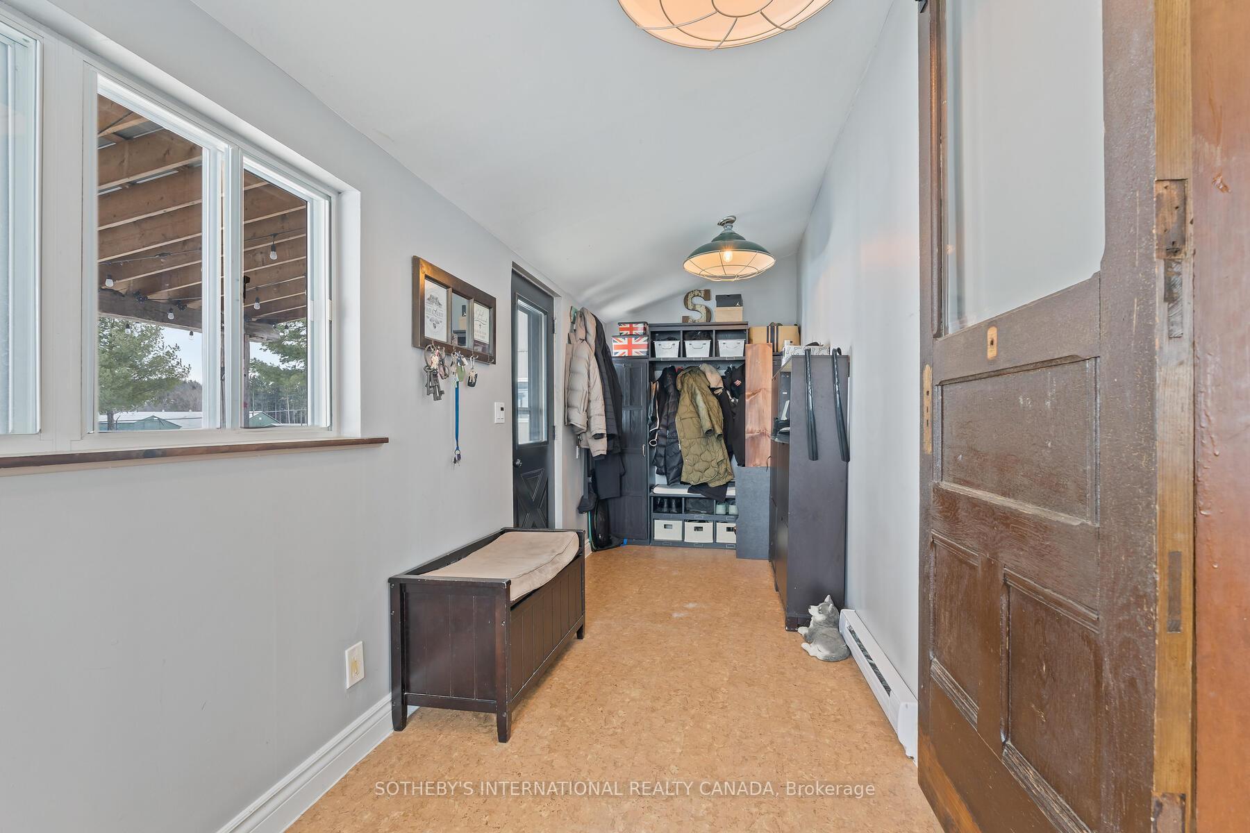 6 Dundas Street W