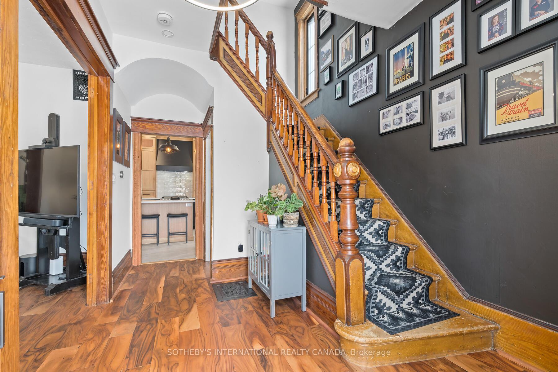 6 Dundas Street W