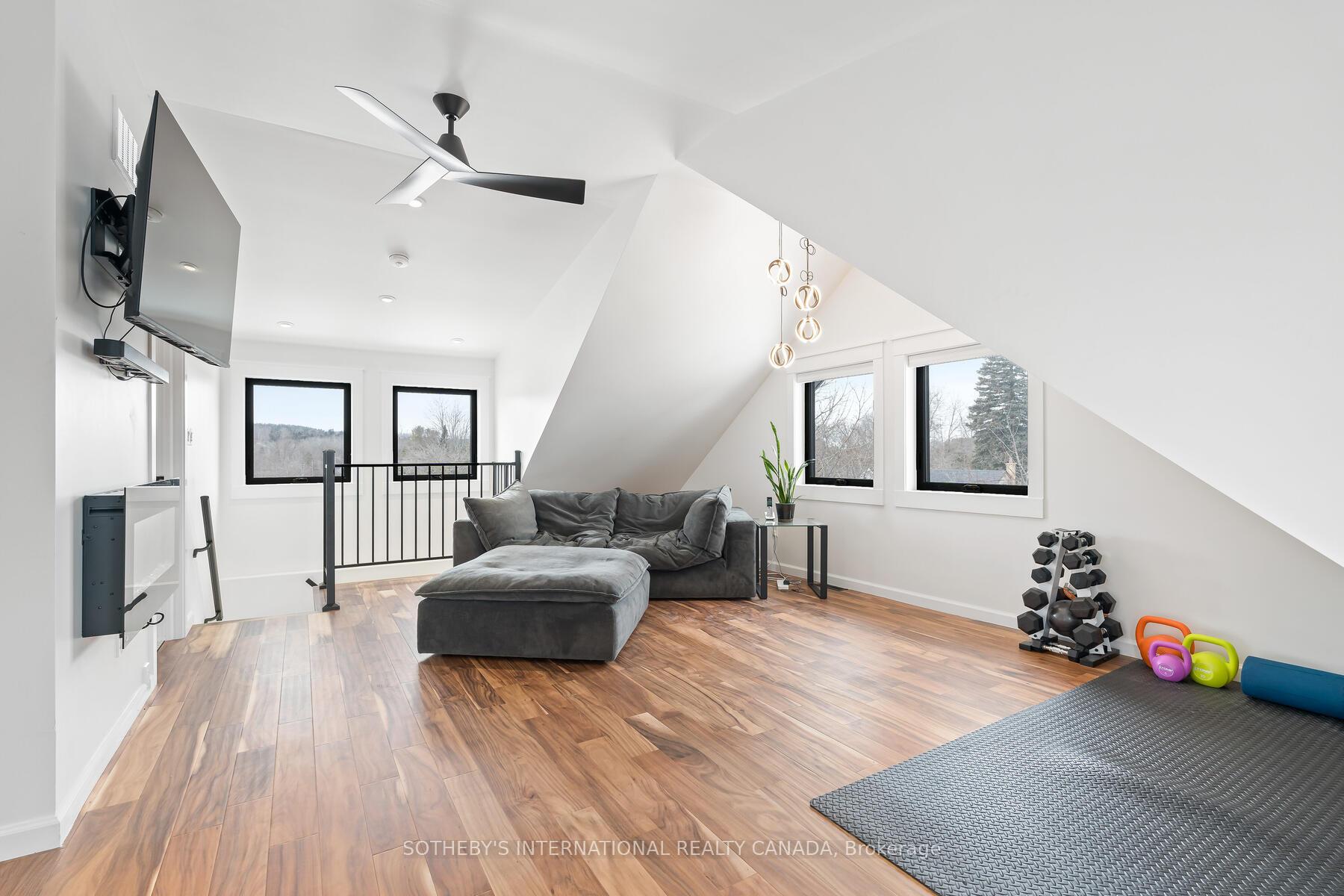 6 Dundas Street W