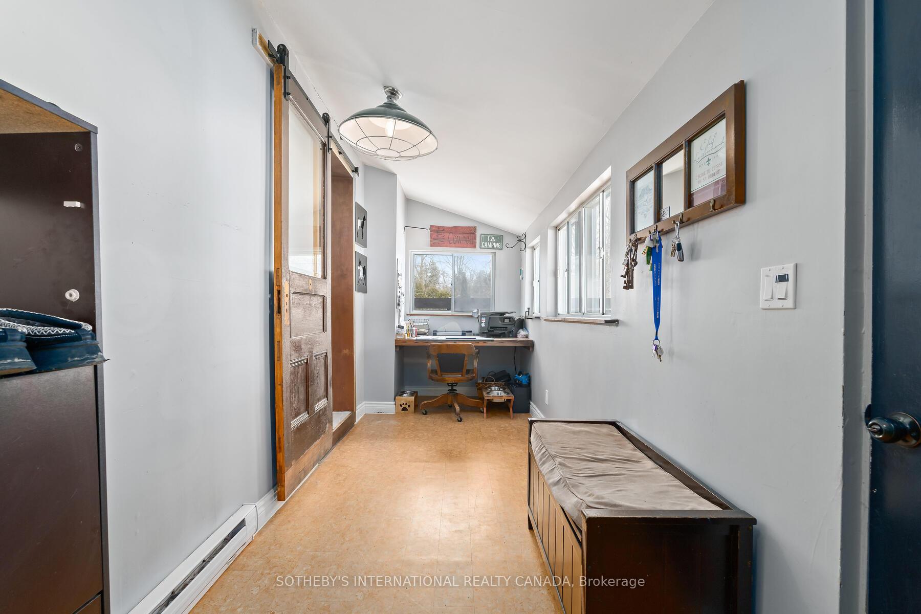 6 Dundas Street W