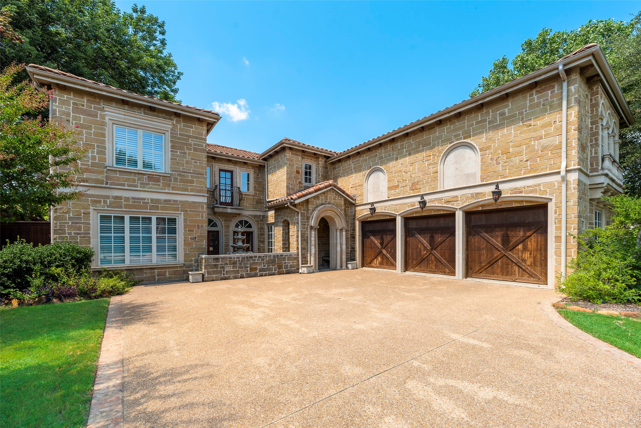 917 Belclaire Circle