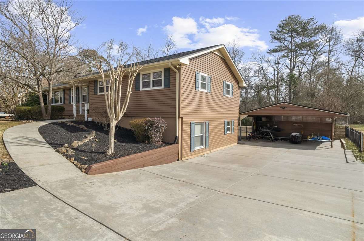 513 Rivercrest Drive