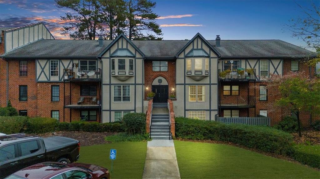 6851 Roswell Road Unit O11