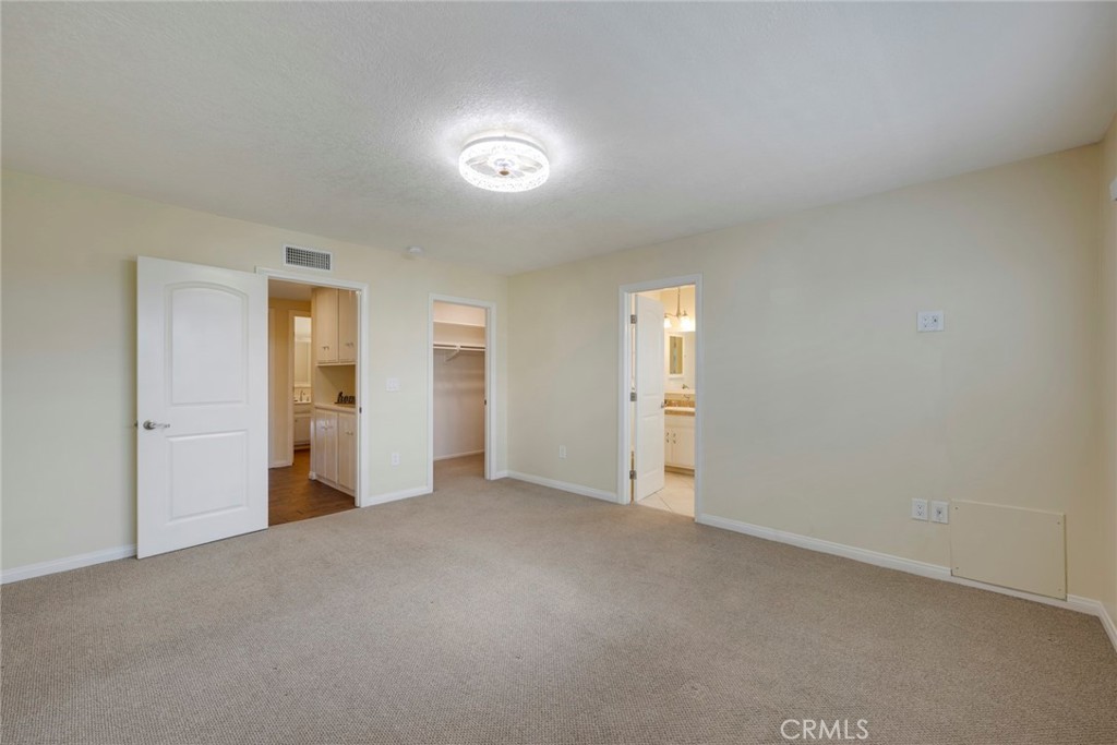 1319 N Navarro Place