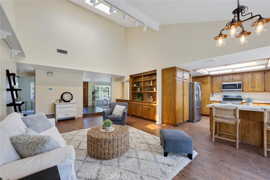 1319 N Navarro Place
