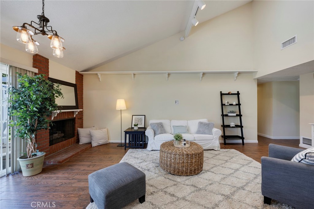 1319 N Navarro Place