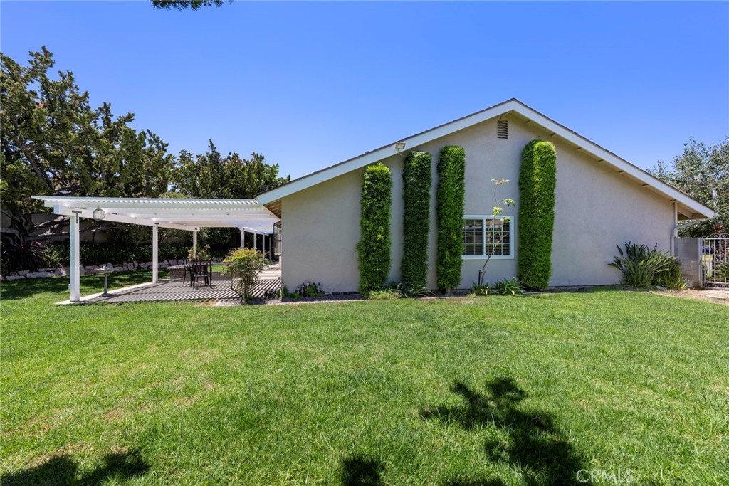 1319 N Navarro Place