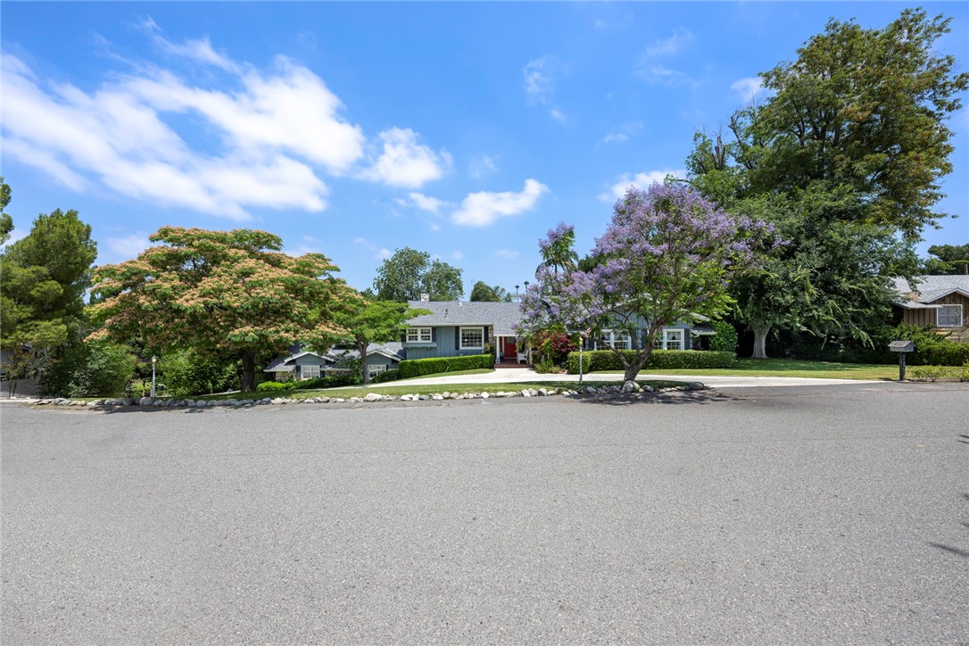 1139 W Valley View Drive