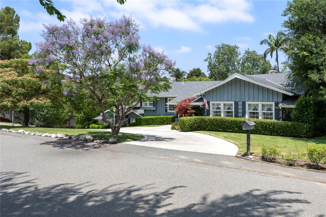 1139 W Valley View Drive