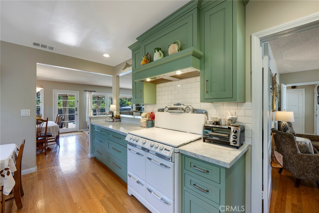 1049 Cerritos Drive