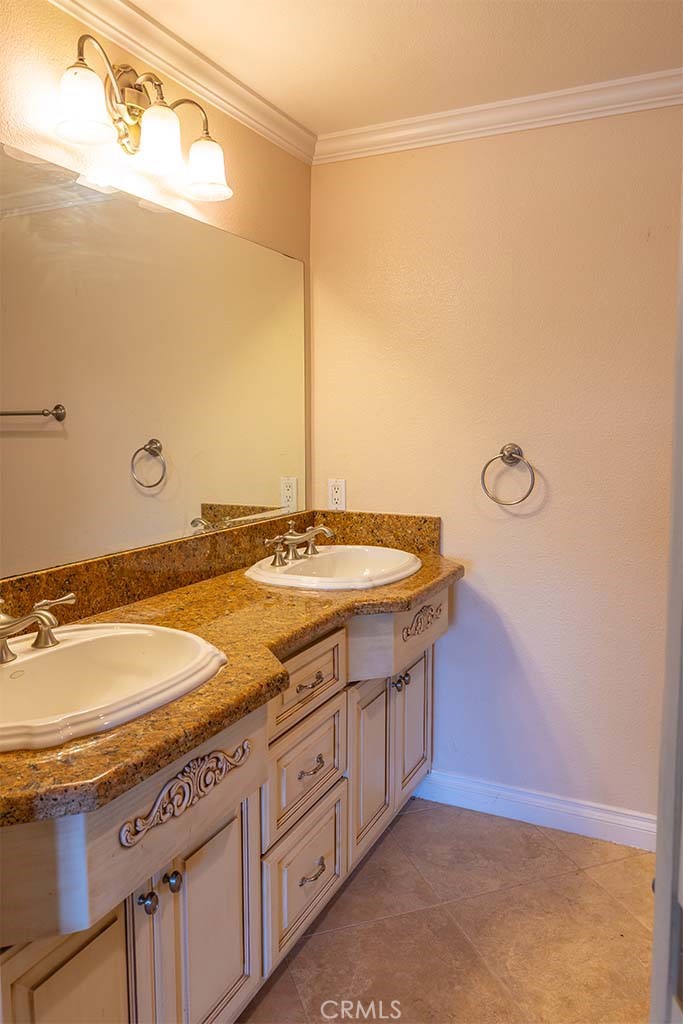 407 Thunderbird Court