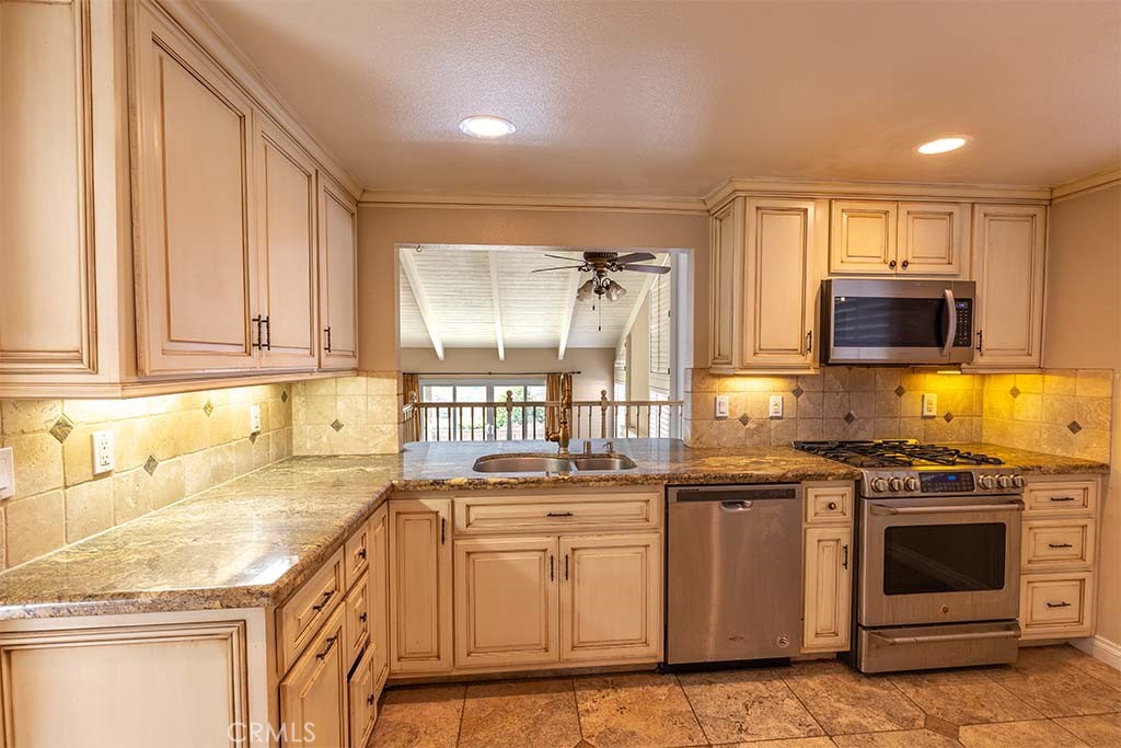 407 Thunderbird Court