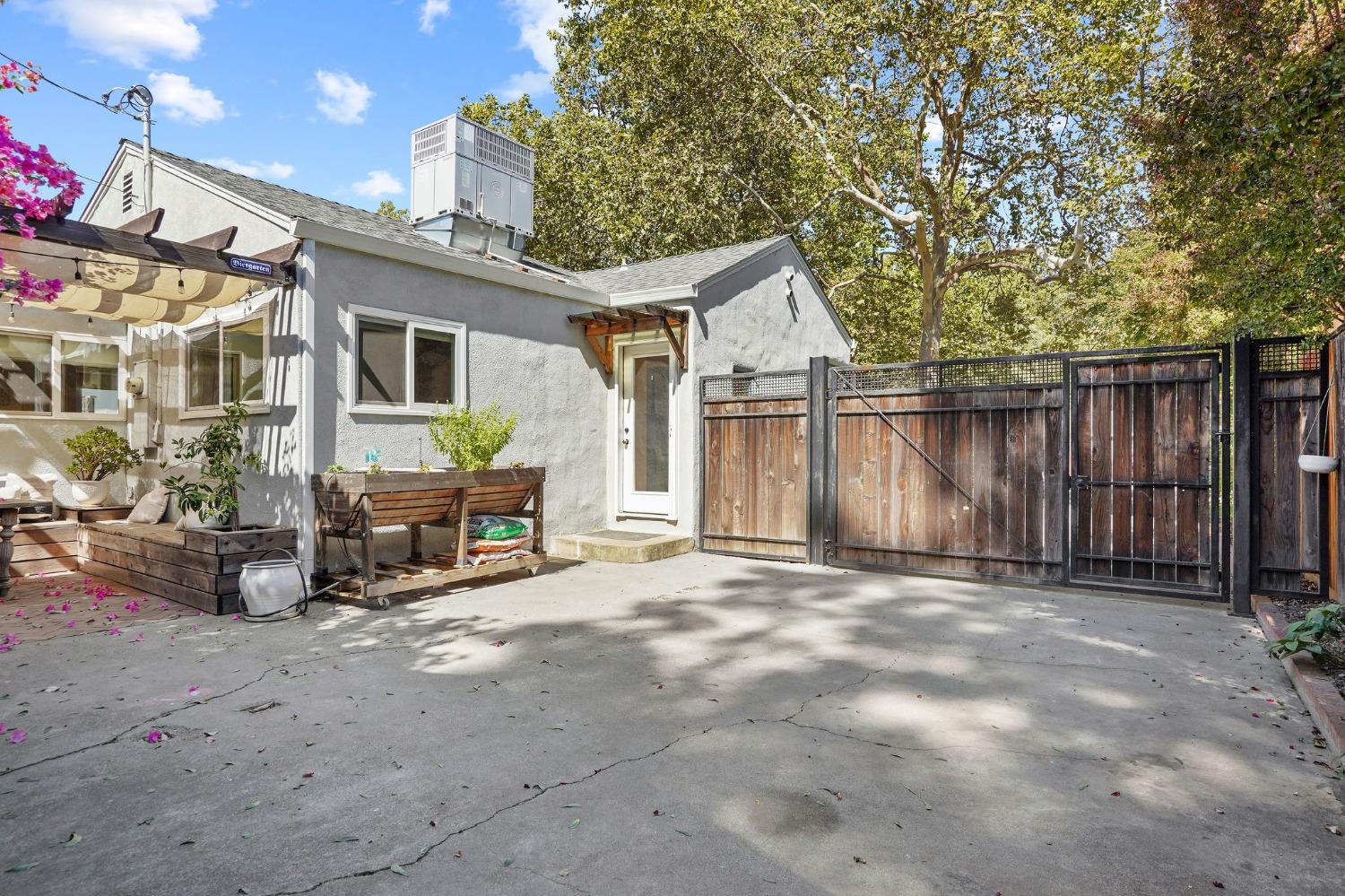 1842 Castro Way